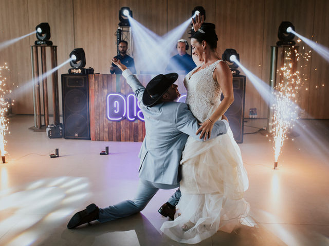 Novios bailando su primer baile de boda