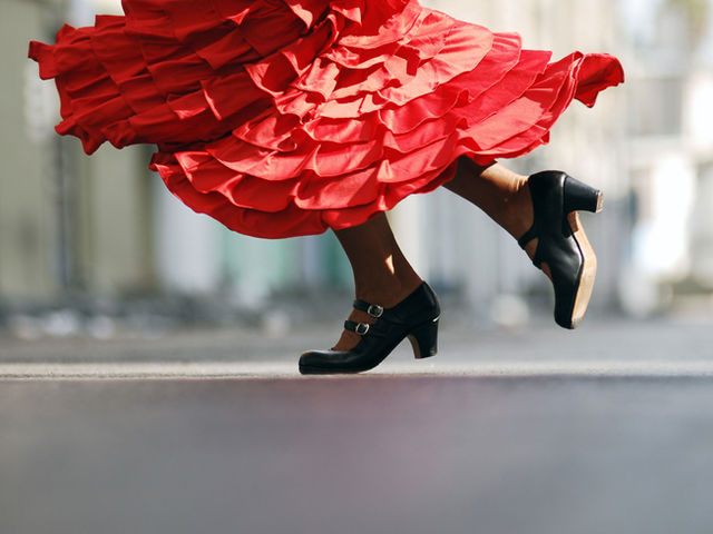 Bailaora de sevillanas con vestido rojo