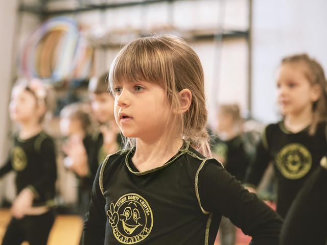 Grupo de niñas en clase de ballet