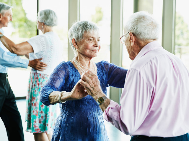 Parejas bailando en grupo
